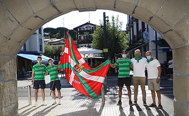 El entrenador de Hondarribia, Mikel Orbañanos; el patrón, Ioseba Amunarriz; el remero Manex Aldai y el presidente, Joxemi Elduayen, junto al concejal y exremero Kalixa Silanes, por la tarde en la recepción. 
