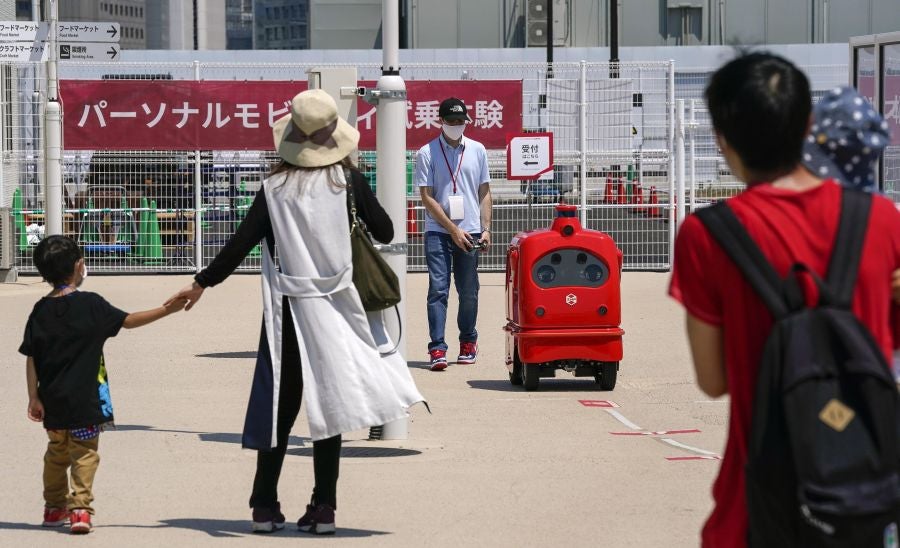 Robot repartidor para mantener la distancia social. 