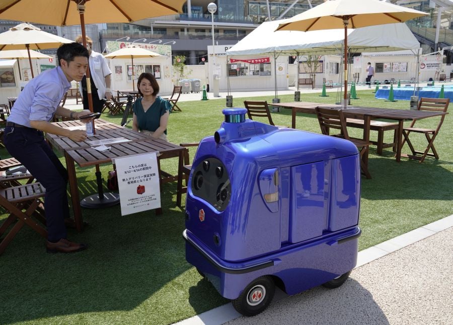 Robot repartidor para mantener la distancia social. 