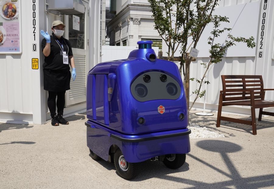 Robot repartidor para mantener la distancia social. 