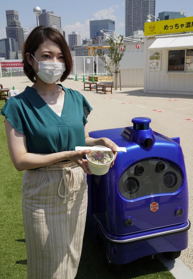 Robot repartidor para mantener la distancia social. 