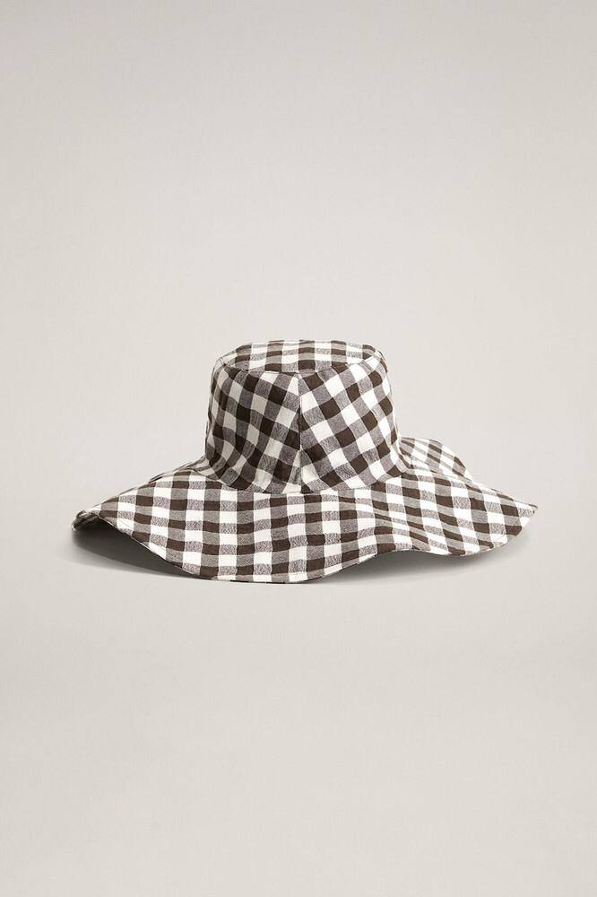 Este tipo de estampados también han llegado a los complementos. Uno de los accesorios que marcaron la década de los 90 es el gorro de pescador, muy presente durante este verano entre las 'trendsetter'. Si quieres elevar tu 'outfit', apuesta por los cuadros vicky 