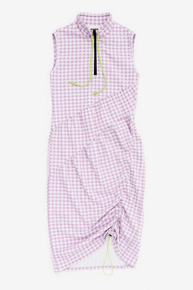 En este año, si nos tuviéramos que decantar por un color, sería el lila, muy presente en esta pieza. El color lavanda tiñe las siluetas más contemporáneas. El volante y el fruncido aportarán un estilo más informal a tu look final