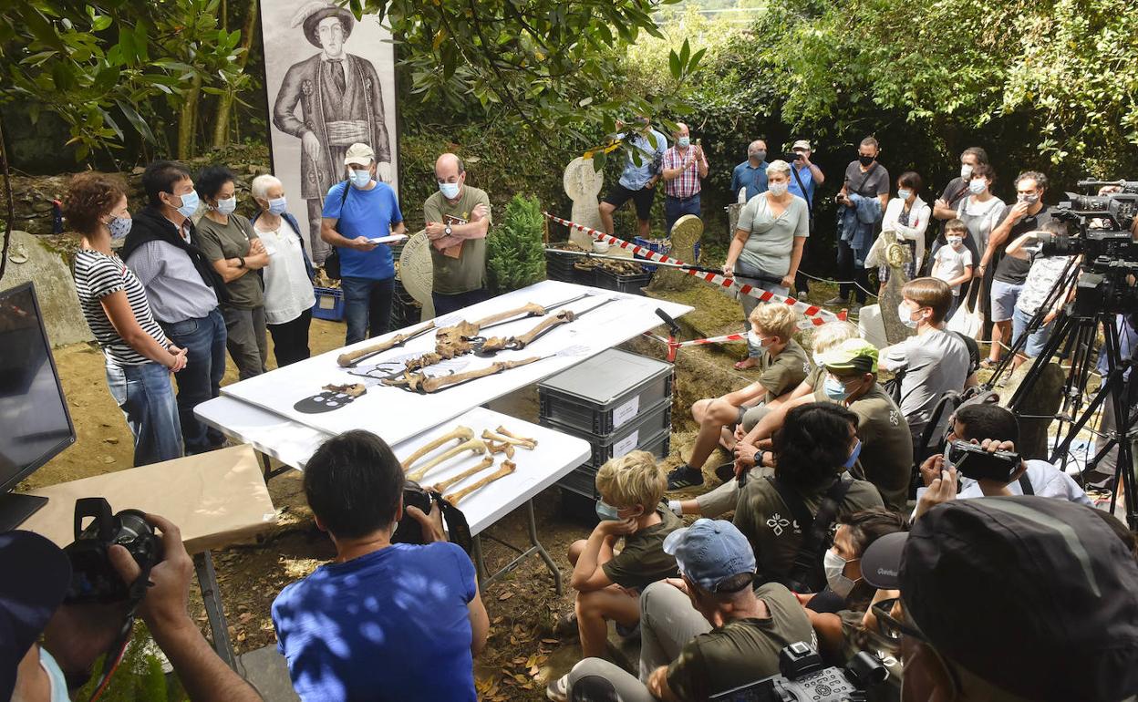 El equipo que ha participado en la excavación y descendientes de Eleizegi, ante sus restos.