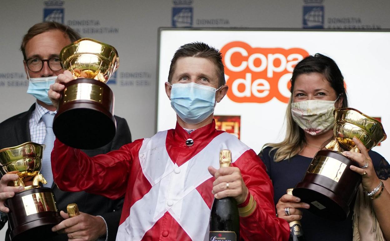 Julien Grosjean celebra la victoria en la Copa de Oro en el podio del hipódromo de San Sebastián. 
