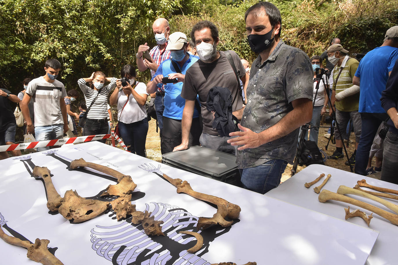 Los descendientes de Migel Joakin Eleizegi, el Ayuntamiento de Altzo y la Sociedad de Ciencias Aranzadi han explicado los pormenores del hallazgo de los restos óseos del gigante de Altzo en el osario del cementerio de Altzo.