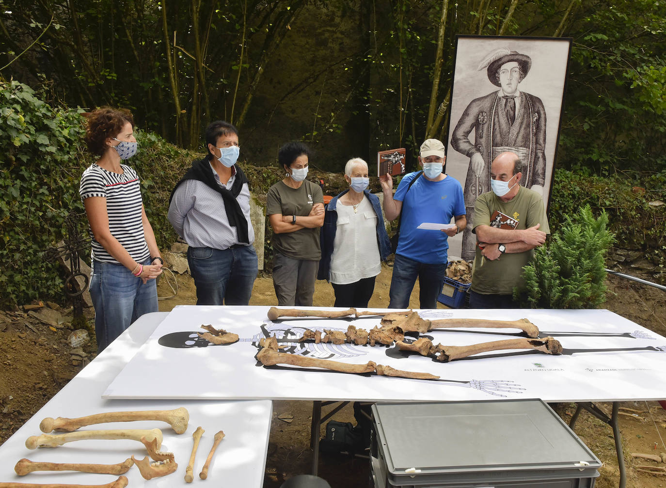 Los descendientes de Migel Joakin Eleizegi, el Ayuntamiento de Altzo y la Sociedad de Ciencias Aranzadi han explicado los pormenores del hallazgo de los restos óseos del gigante de Altzo en el osario del cementerio de Altzo.