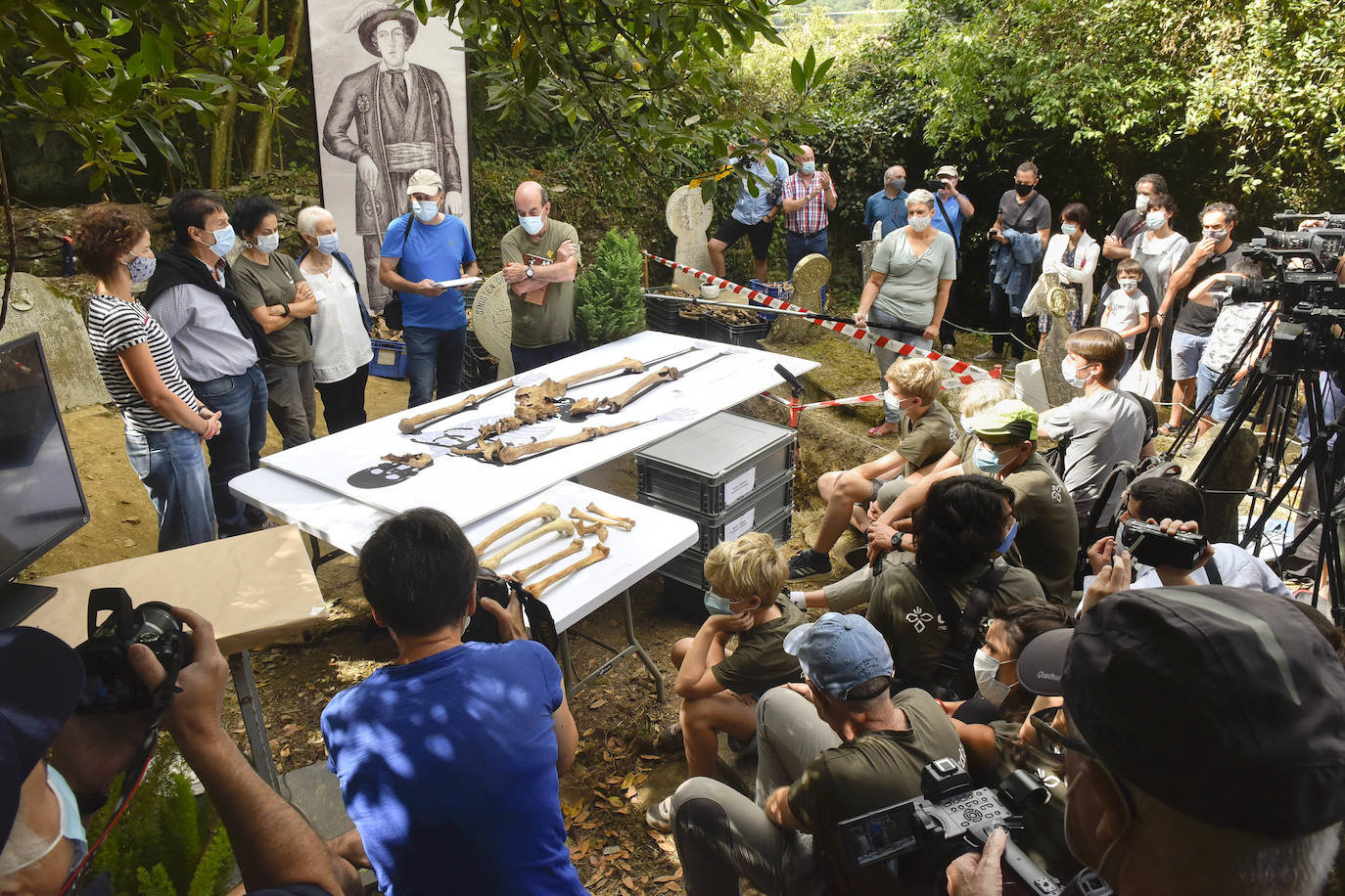 Los descendientes de Migel Joakin Eleizegi, el Ayuntamiento de Altzo y la Sociedad de Ciencias Aranzadi han explicado los pormenores del hallazgo de los restos óseos del gigante de Altzo en el osario del cementerio de Altzo.