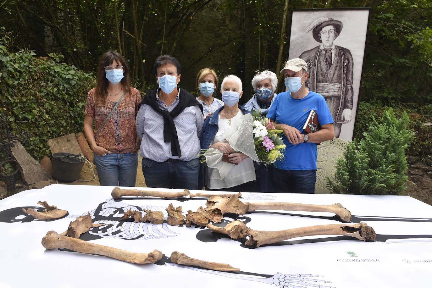 Los descendientes de Migel Joakin Eleizegi, el Ayuntamiento de Altzo y la Sociedad de Ciencias Aranzadi han explicado los pormenores del hallazgo de los restos óseos del gigante de Altzo en el osario del cementerio de Altzo.