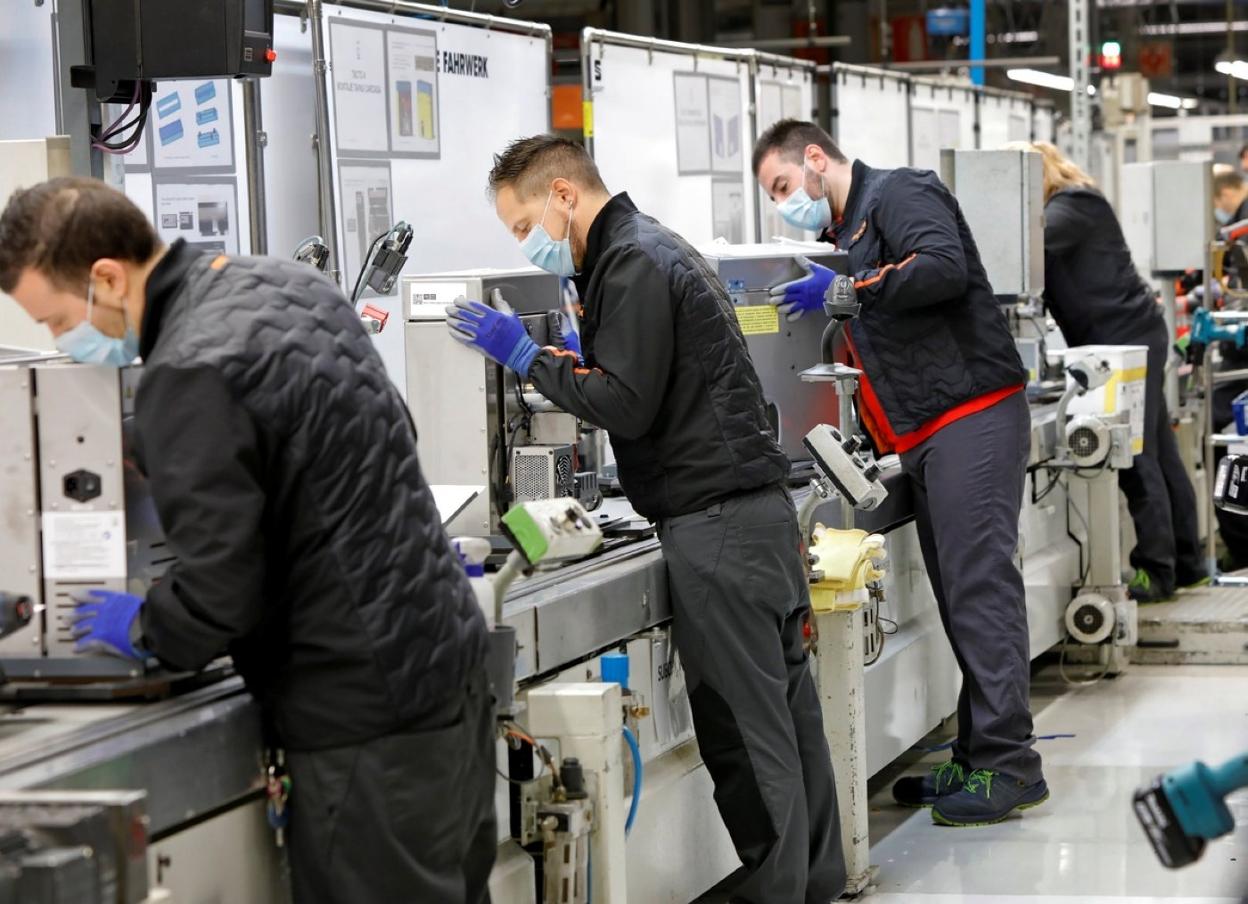 Trabajadores de SEAT, en la cadena de montaje de respiradores que habilitó en el confinamiento. 
