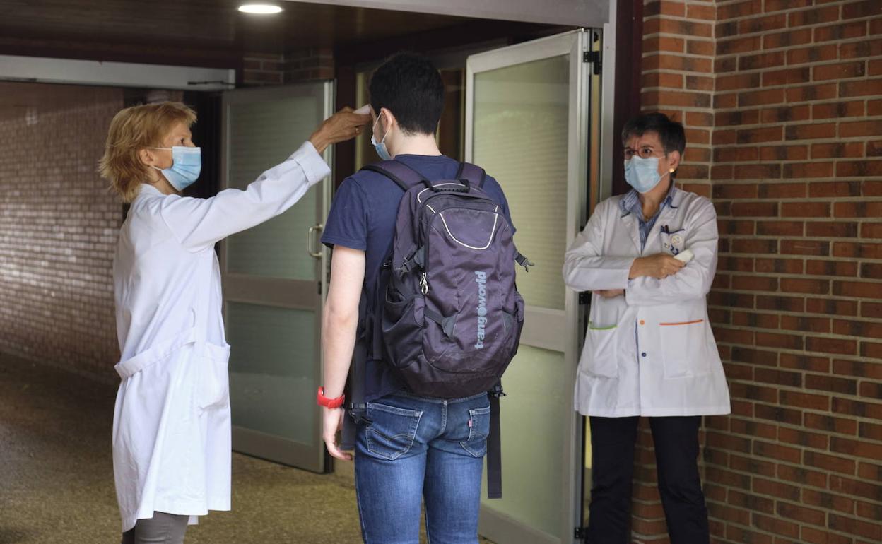 Controles de temperatura en la ikastola Ekintza, en Donostia, donde las clases presenciales se reanudaron a final de curso.