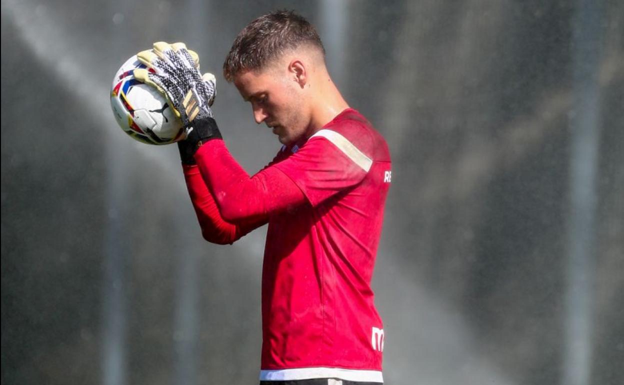 Remiro sostiene un balón durante el entrenamiento de ayer.