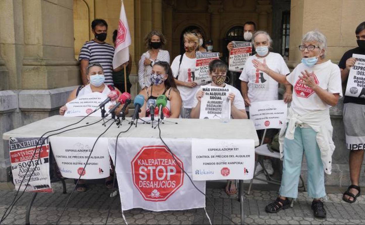 La rueda de prensa de Stop Desahucios, Alokairu Benta-Berri e Inquilinos Azora, en San Sebastián. 