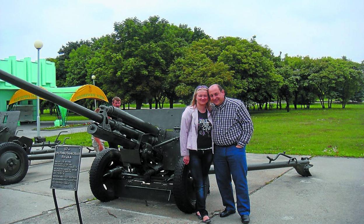 Marina arina Paulavets y su marido, Ángel, durante una visita a un museo militar en Bielorrusia hace unos años. 