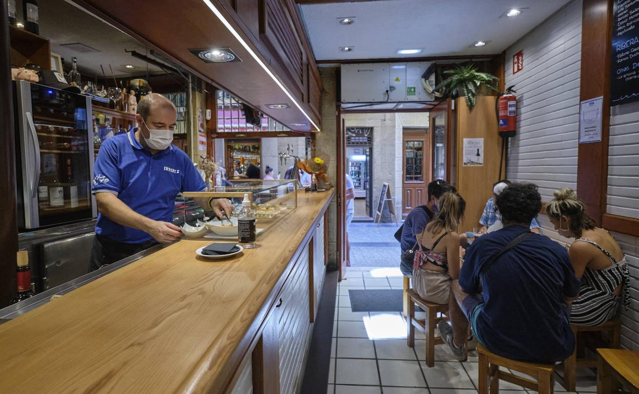 Jesús González atiende en el Irrintzi a los que serán unos de sus últimos clientes.