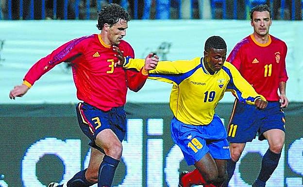 Aranzabal presiona a su rival con De Pedro al fondo. 