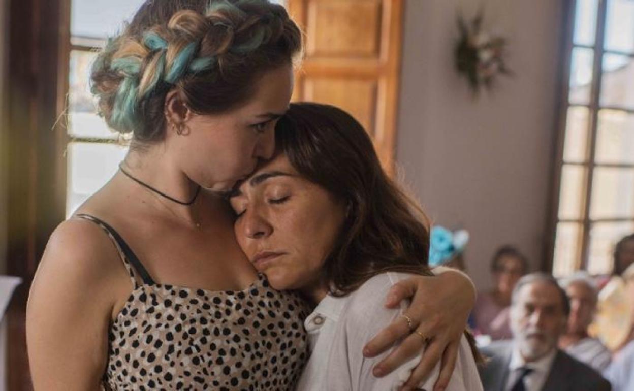 Nathalie Poza y Candela Peña protagonizan 'La boda de Rosa'.