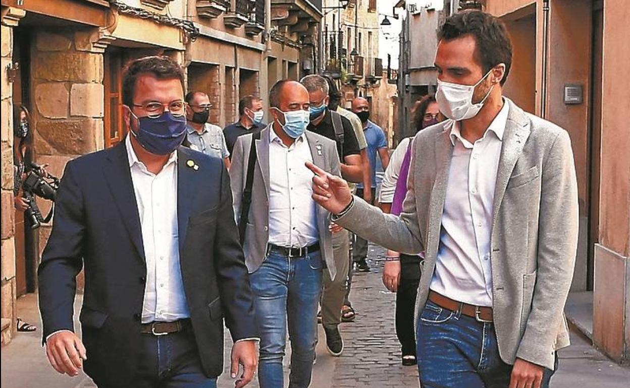 Aragonès y Torrent, ayer con alcaldes de ERC en Moià (Barcelona). 