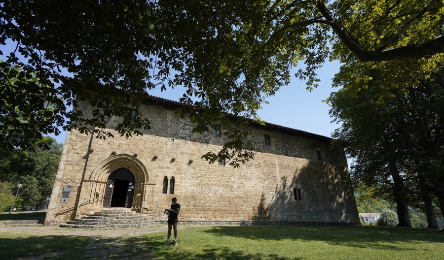 El principal núcleo del Alto Urola, cuna de conquistadores y ligado desde hace siglos ala industria del hierro, sorprende por su rico patrimonio artístico en el que destaca la Antigua. 