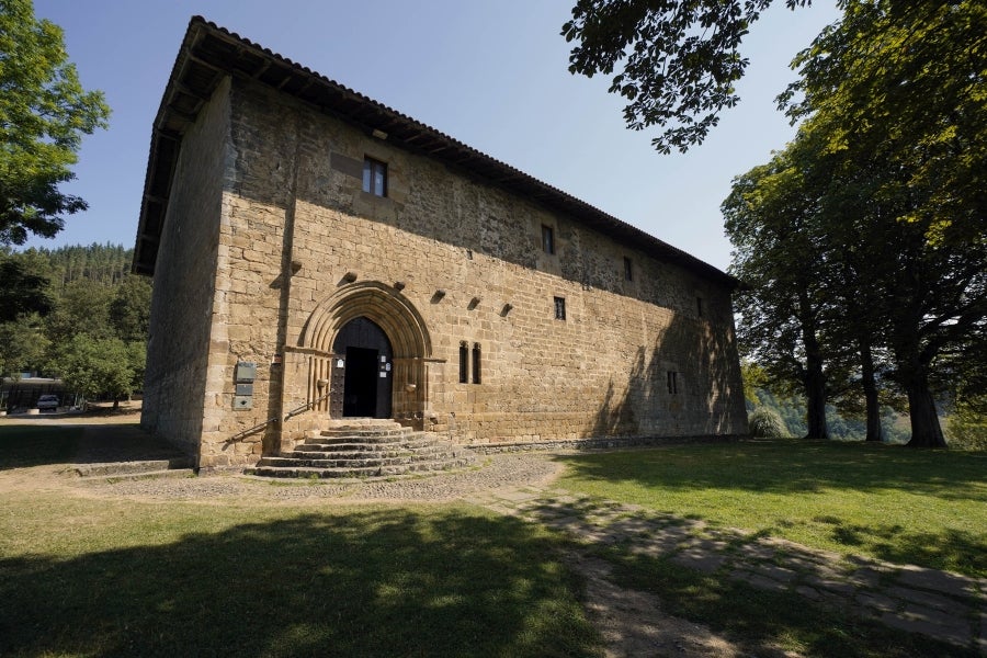 El principal núcleo del Alto Urola, cuna de conquistadores y ligado desde hace siglos ala industria del hierro, sorprende por su rico patrimonio artístico en el que destaca la Antigua. 