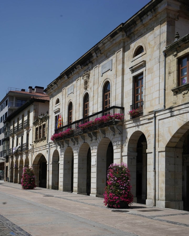 El principal núcleo del Alto Urola, cuna de conquistadores y ligado desde hace siglos ala industria del hierro, sorprende por su rico patrimonio artístico en el que destaca la Antigua. 