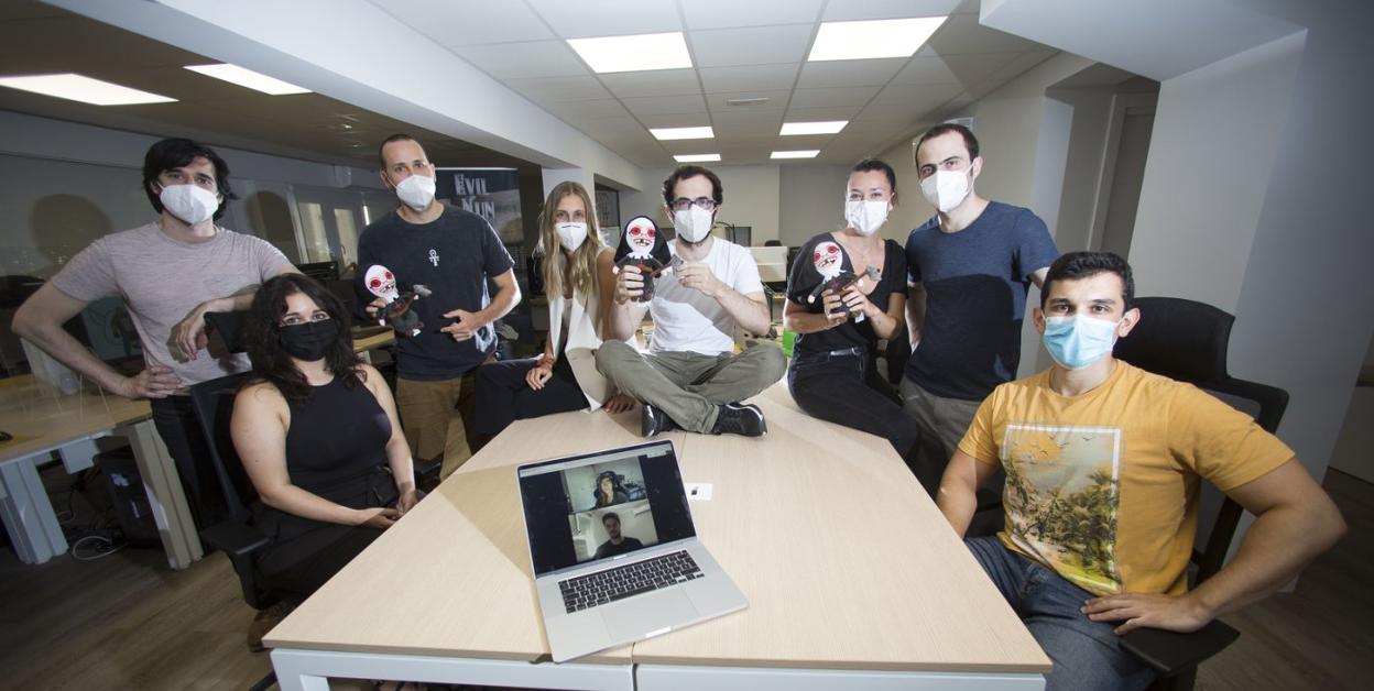 Alexander Camarero, Marina Sanz, Jaime Asins, María Laskurain, Pablo Ocasar, Laura Vallina, Ion Ocasar, Rafa López y Marta Medina y Sergio Román, que de momento trabajan en remoto, forman el equipo de la empresa Keplerians, que se ha trasladado a unas nuevas instalaciones. 
