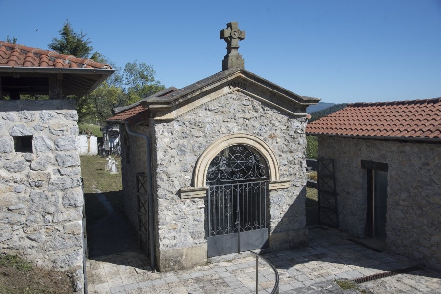 El cura Manuel Ignacio Santa Cruz fue uno de los guerrilleros carlistas más activo. Sus enemigos quisieron apresarle en Hernialde mientras daba misa, pero escapó. 