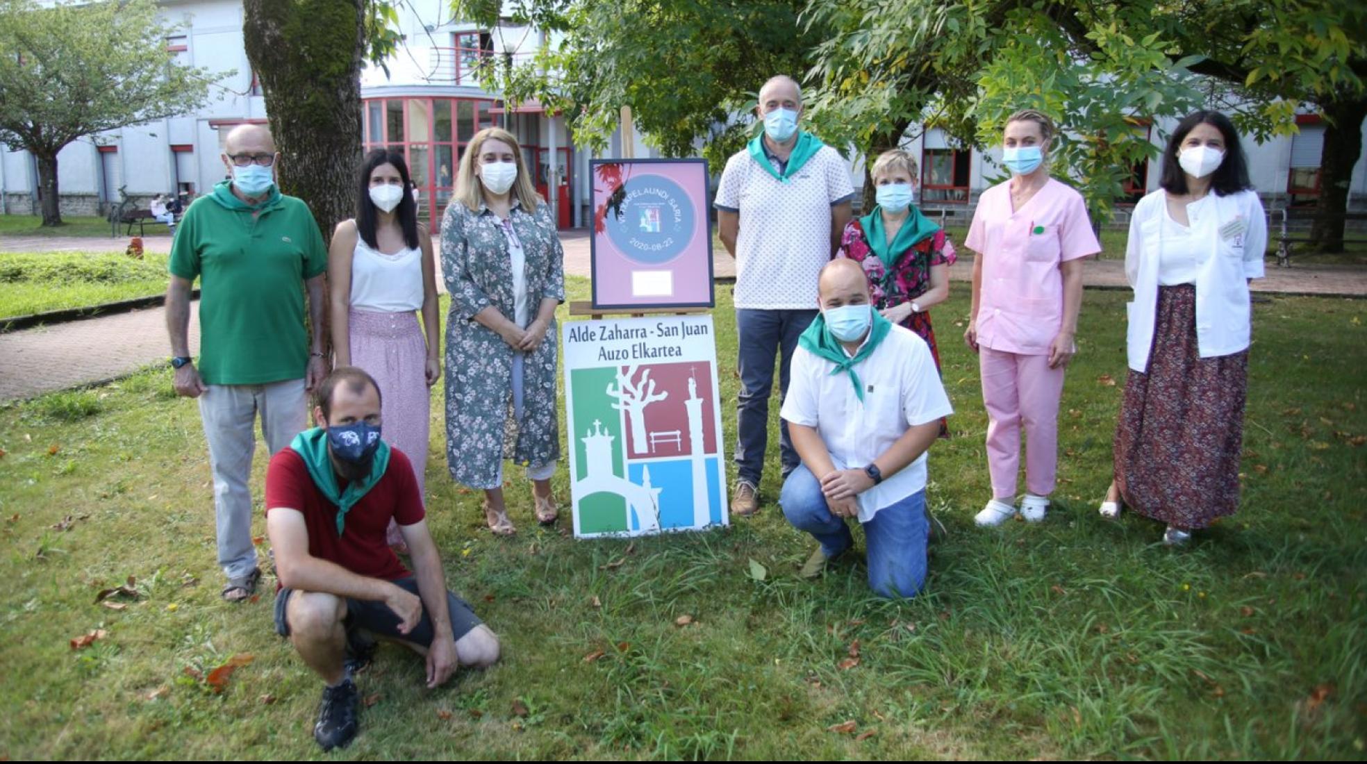 Representantes de la AVV Alde Zaharra-San Juan y de la plantilla de la Residencia Ama Xantalen con el Premio Txapelaundi. 