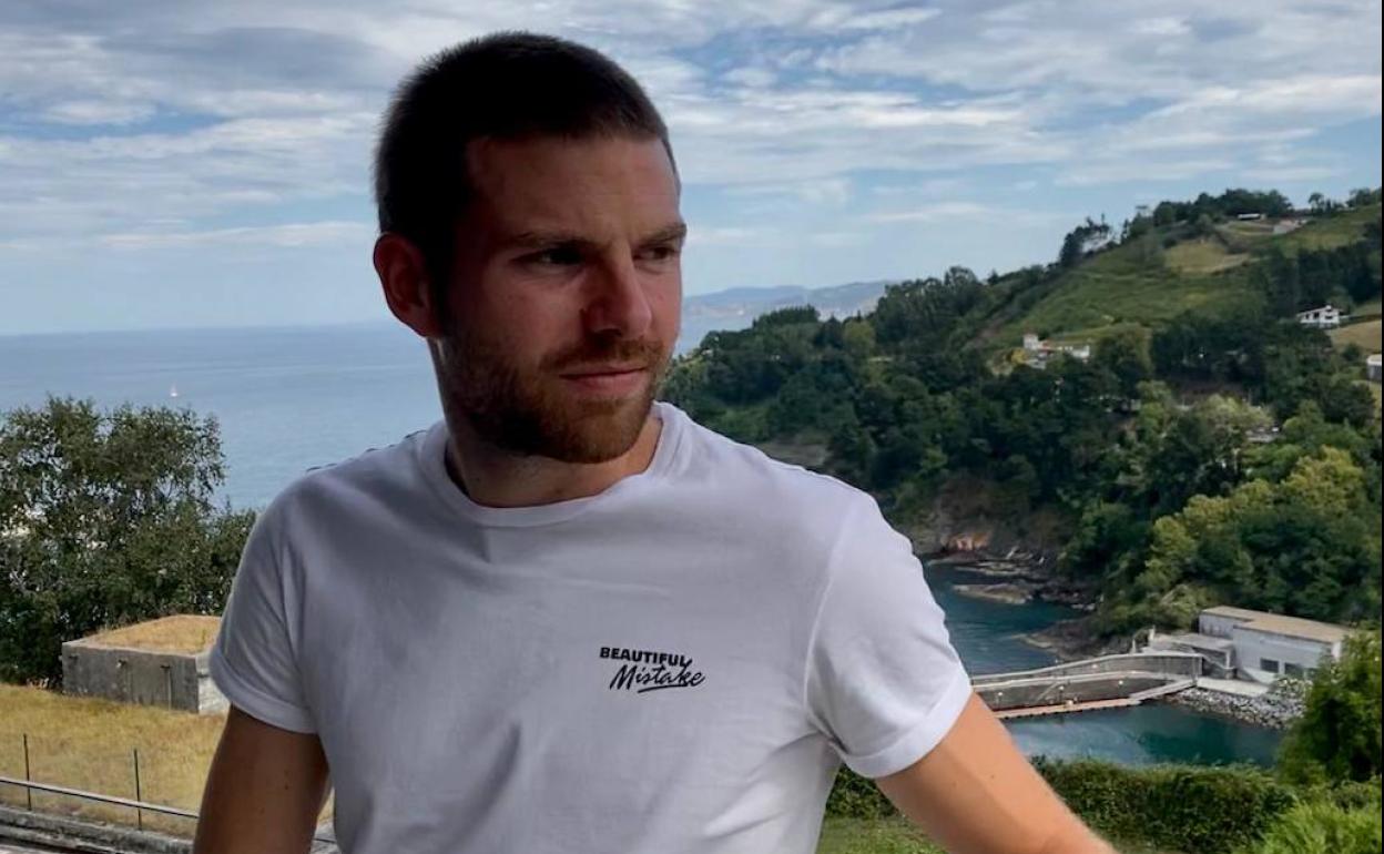 Asier Illarramendi otea el horizonte con optimismo desde la terraza de su casa de Mutriku. 