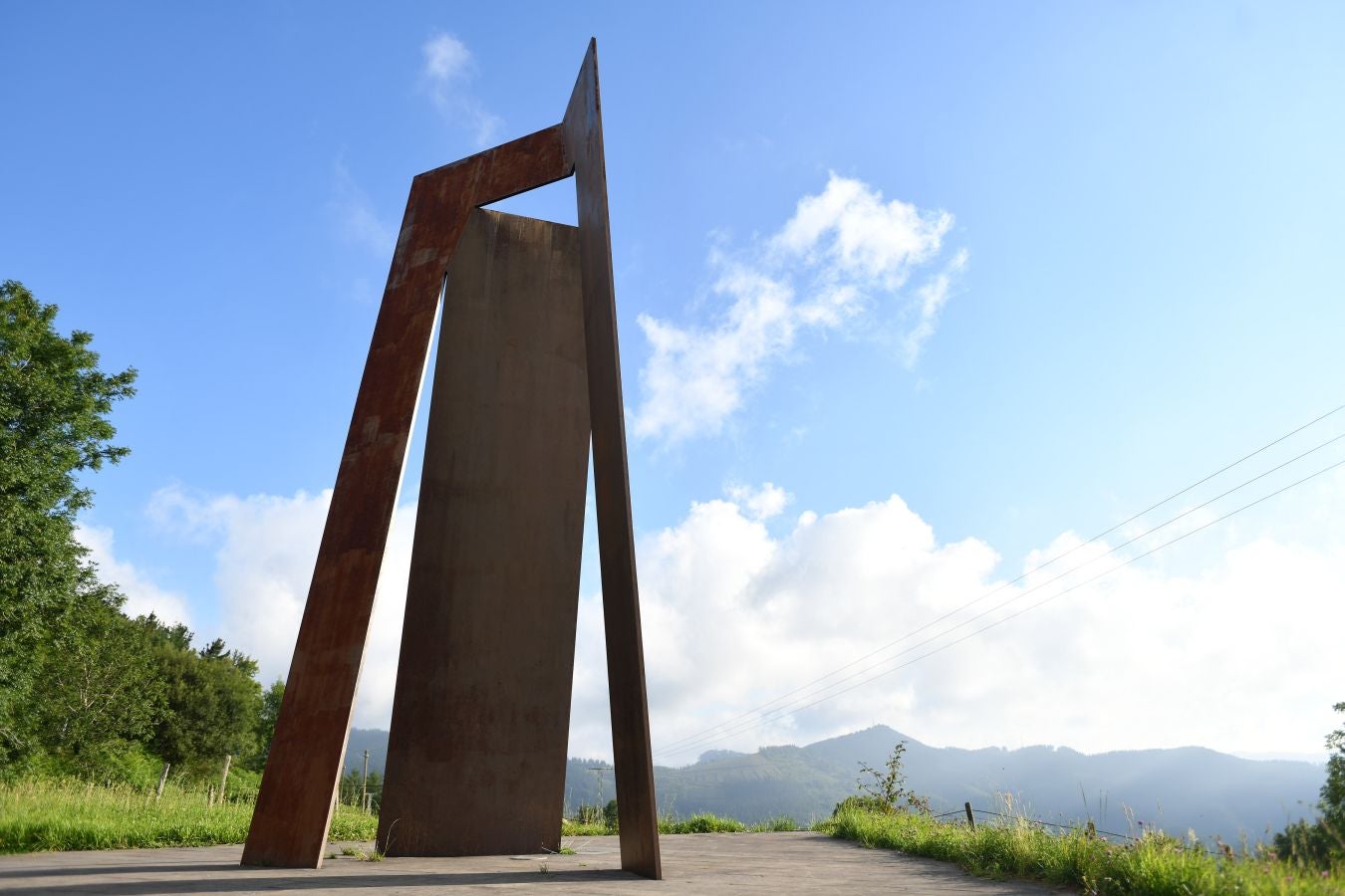 Ubicado en la frontera con Bizkaia, en un punto estratégico con espectaculares vistas al Anboto y al Udalaitz, fue especialmente castigado en la Guerra Civil