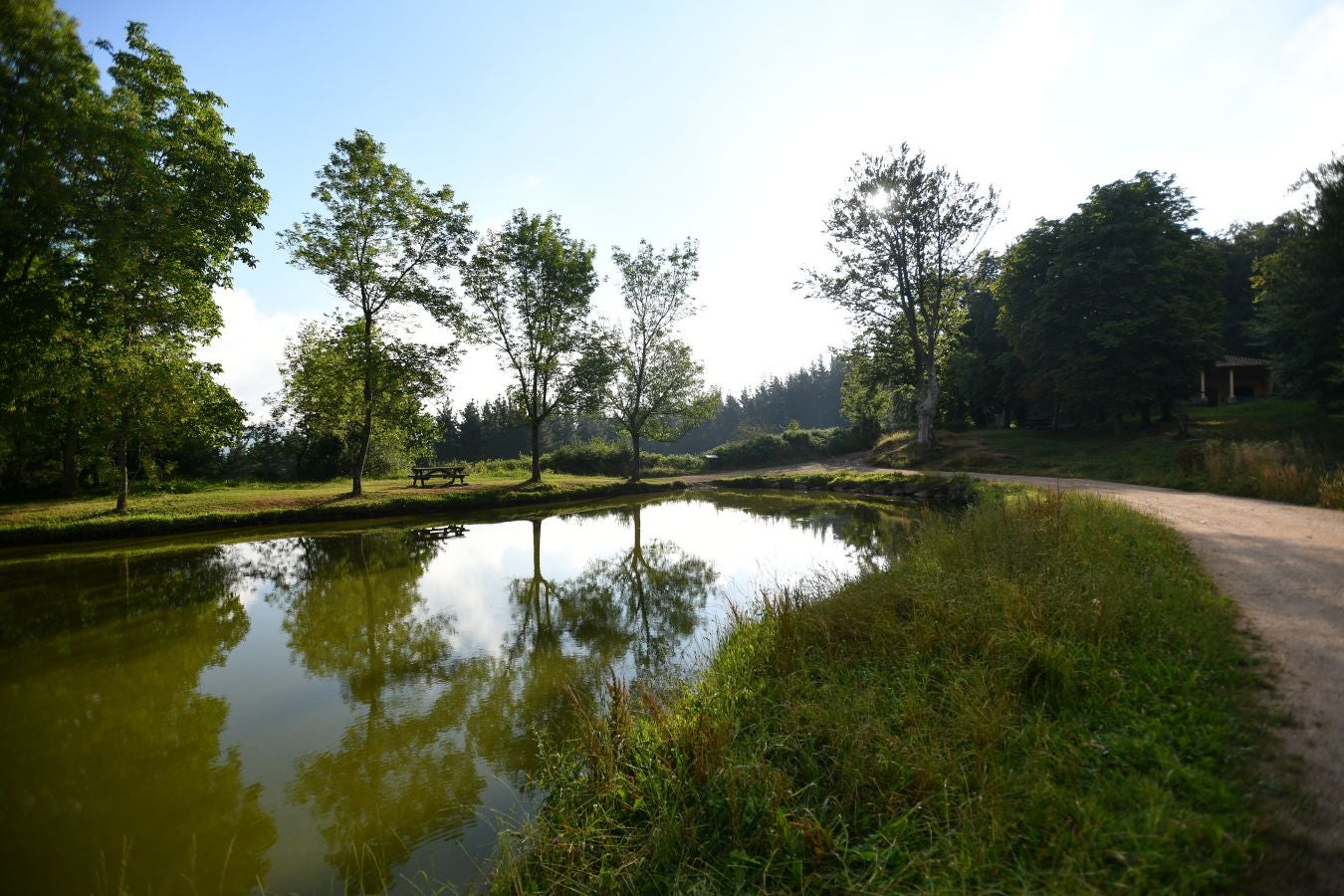 Ubicado en la frontera con Bizkaia, en un punto estratégico con espectaculares vistas al Anboto y al Udalaitz, fue especialmente castigado en la Guerra Civil
