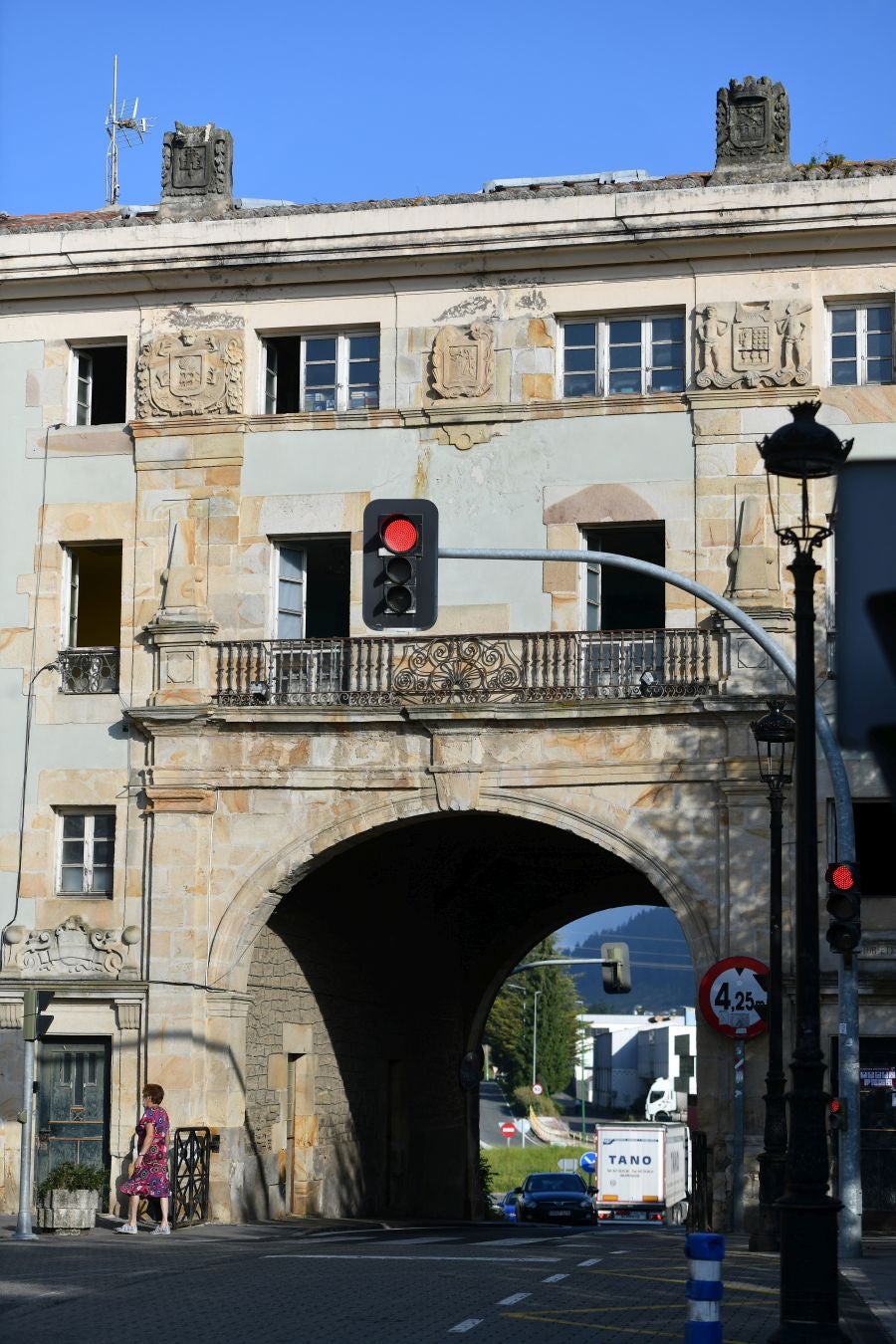 Ubicado en la frontera con Bizkaia, en un punto estratégico con espectaculares vistas al Anboto y al Udalaitz, fue especialmente castigado en la Guerra Civil