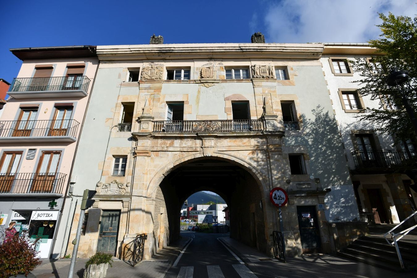 Ubicado en la frontera con Bizkaia, en un punto estratégico con espectaculares vistas al Anboto y al Udalaitz, fue especialmente castigado en la Guerra Civil