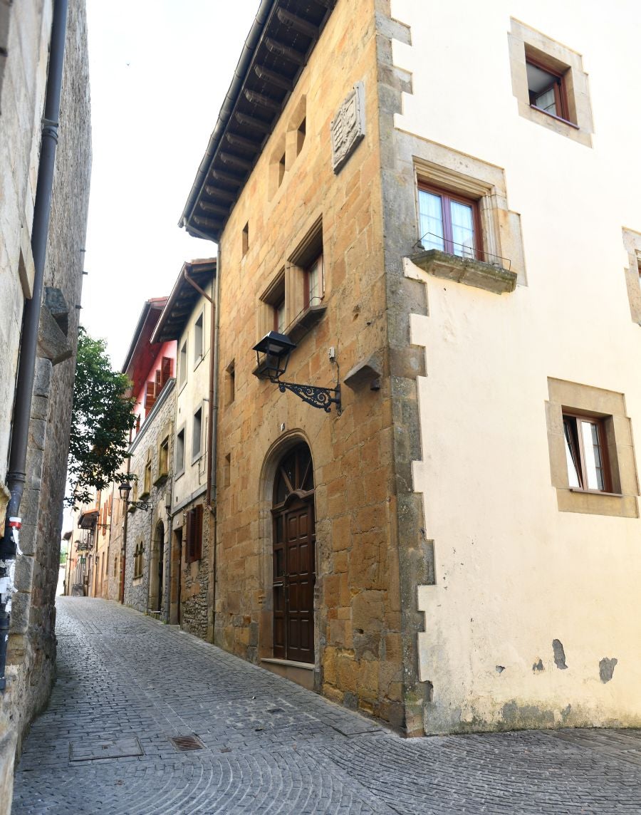 Ubicado en la frontera con Bizkaia, en un punto estratégico con espectaculares vistas al Anboto y al Udalaitz, fue especialmente castigado en la Guerra Civil