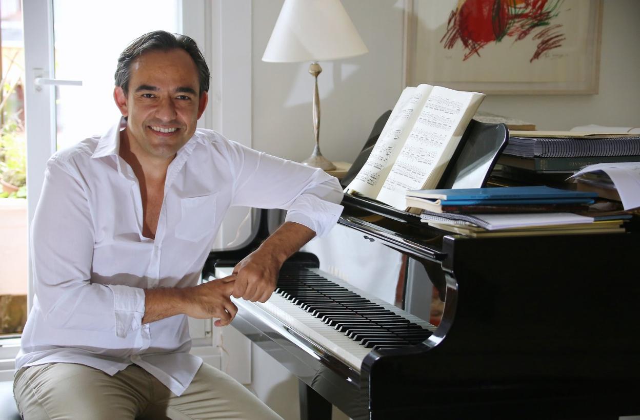 Josu Okiñena, junto a supiano, en su domicilio donostiarra, en donde haaprovechado el confinamientopara profundizar en sustrabajos. 