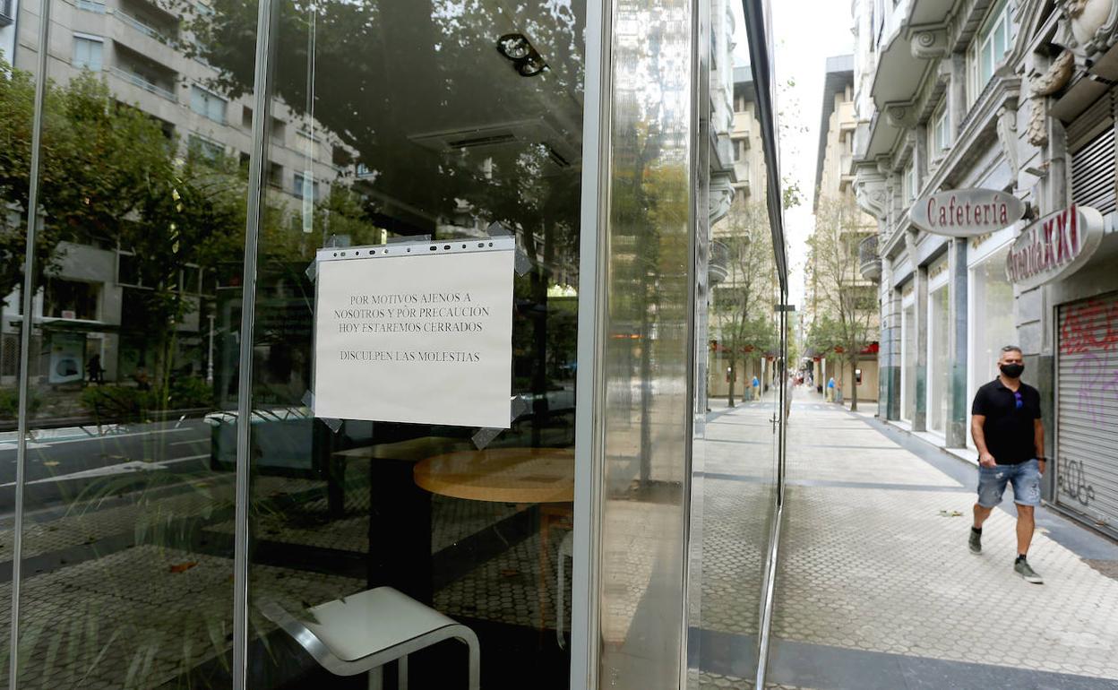 Uno de los establecimientos afectados que colocaron un cartel para informar a sus clientes. 