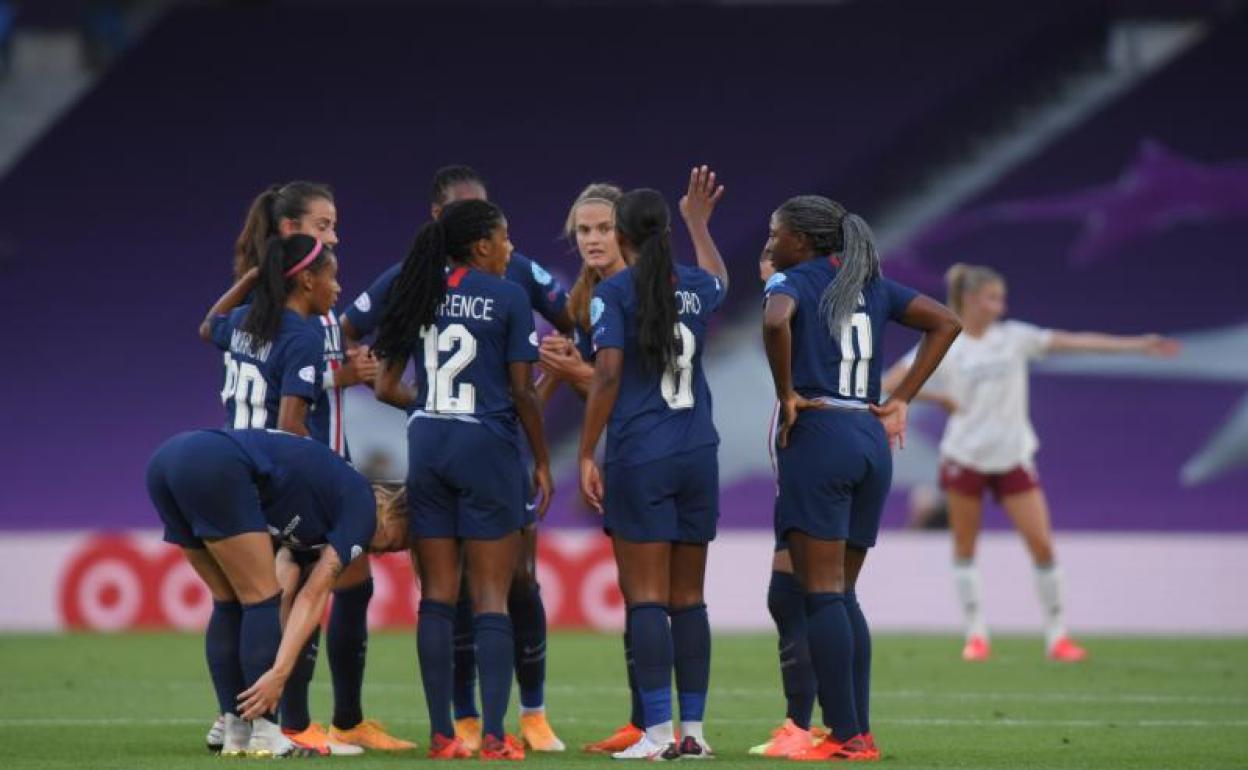 Imagen de las jugadoras del Paris Saint-Germain en el partido ante el Arsenal en el Reale Arena. 