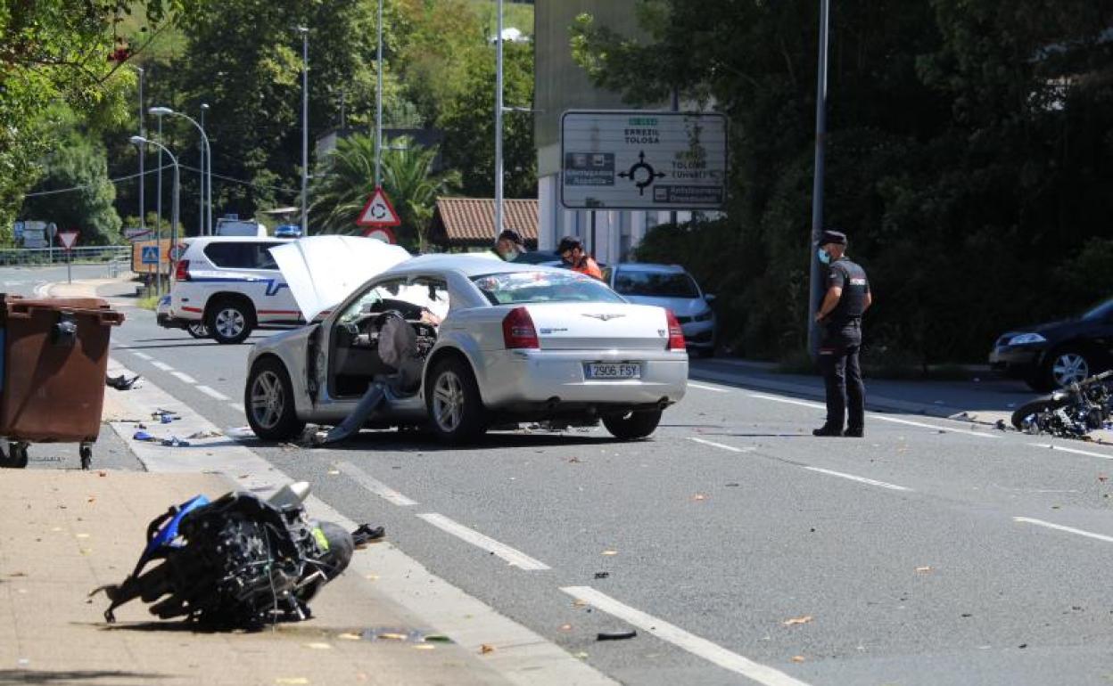 Así quedaron el vehículo y la motocicleta tras el impacto