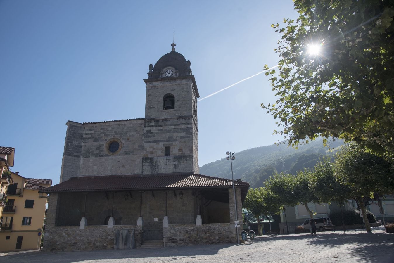Su peculiar lavadero y sus antiguos caseríos destacan entre las nuevas edificaciones del casco urbano que siguió al castro de la Edad de Hierro de Basagain