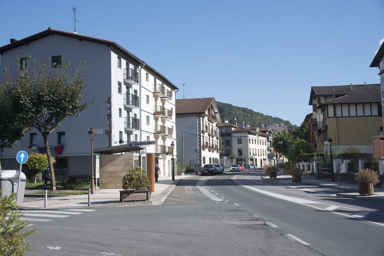 Su peculiar lavadero y sus antiguos caseríos destacan entre las nuevas edificaciones del casco urbano que siguió al castro de la Edad de Hierro de Basagain