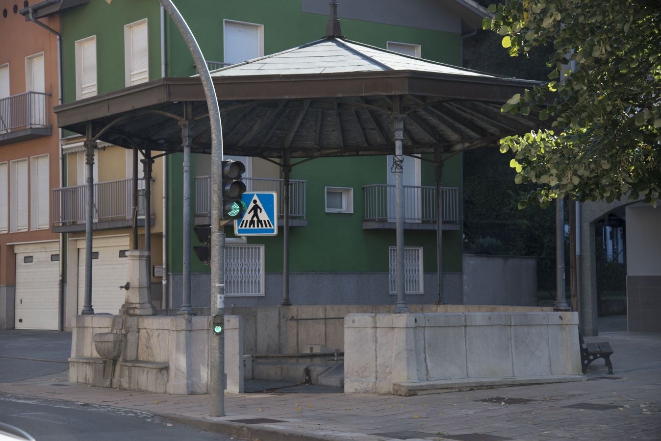 Su peculiar lavadero y sus antiguos caseríos destacan entre las nuevas edificaciones del casco urbano que siguió al castro de la Edad de Hierro de Basagain