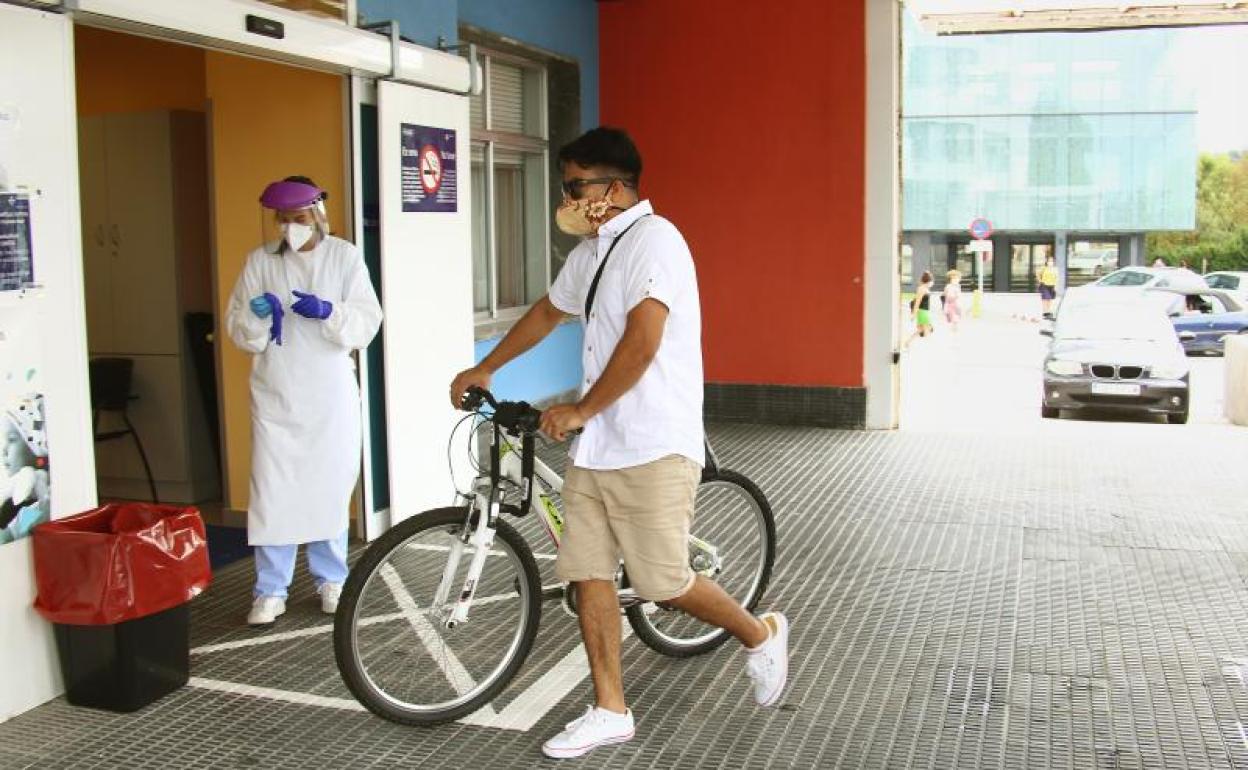 Un joven acude a las pruebas de cribado al Hospital Donostia