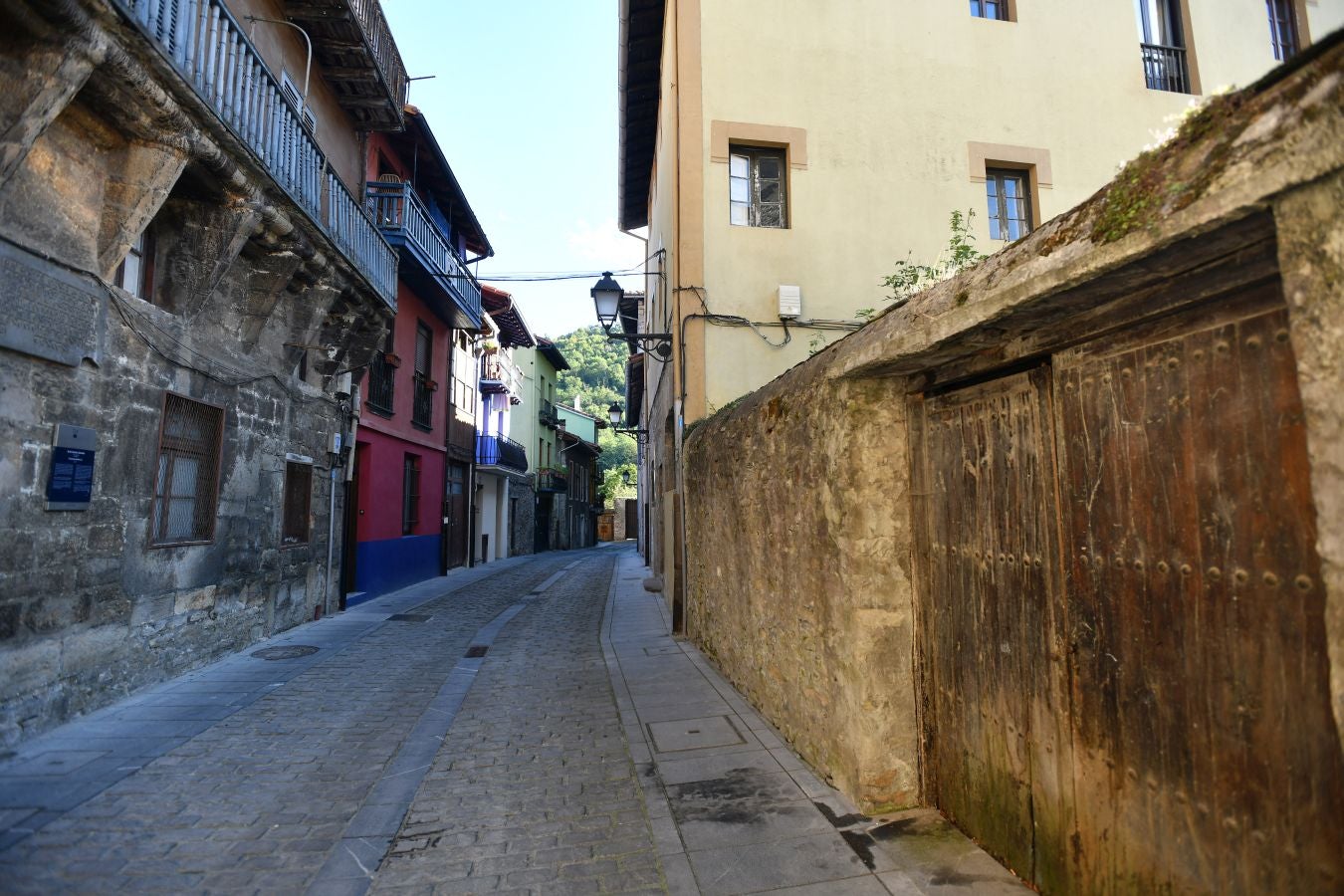 Villa de tradición textil, escenario del aislamiento del wolframio y del abrazo que puso fin a una guerra, conserva un buen número de palacios y casas torre de los siglos XVI y XVII