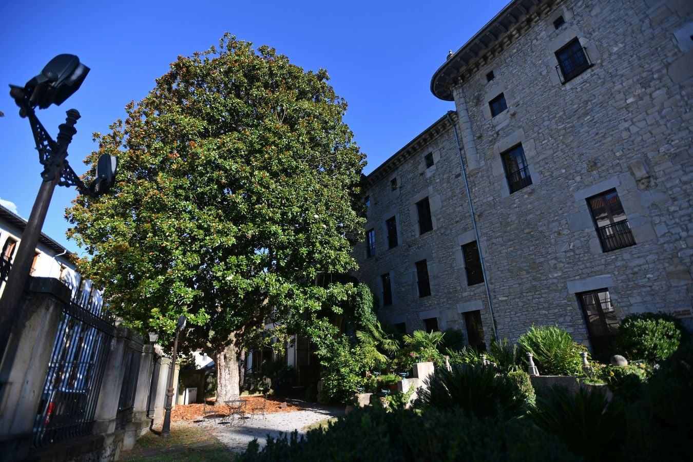 Villa de tradición textil, escenario del aislamiento del wolframio y del abrazo que puso fin a una guerra, conserva un buen número de palacios y casas torre de los siglos XVI y XVII