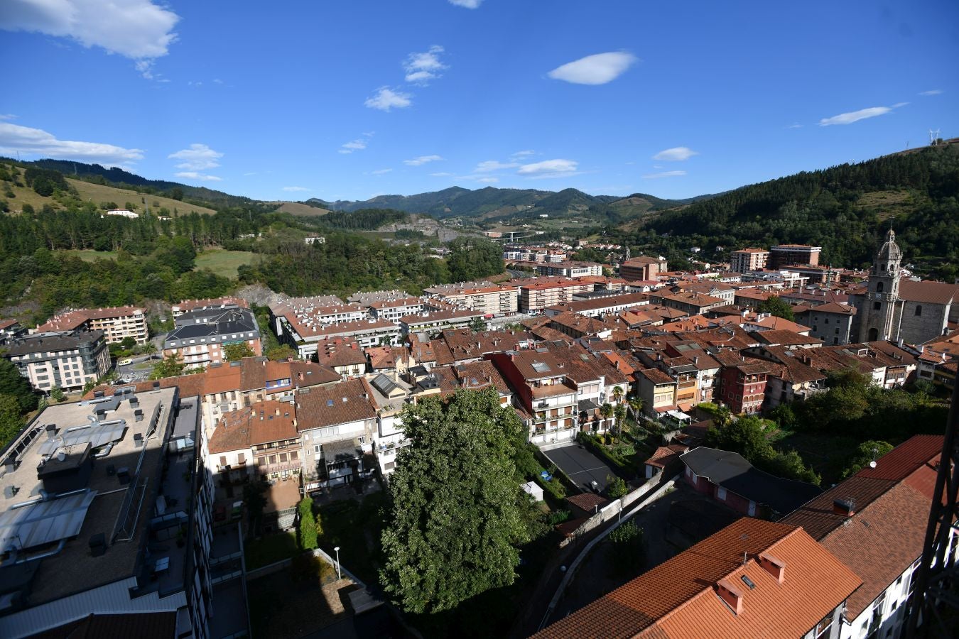 Villa de tradición textil, escenario del aislamiento del wolframio y del abrazo que puso fin a una guerra, conserva un buen número de palacios y casas torre de los siglos XVI y XVII