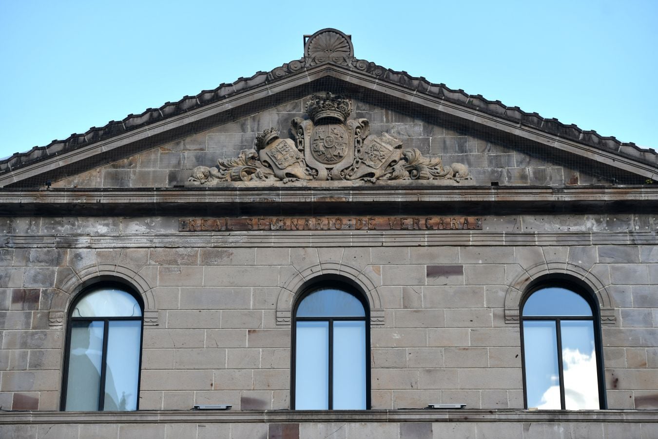 Villa de tradición textil, escenario del aislamiento del wolframio y del abrazo que puso fin a una guerra, conserva un buen número de palacios y casas torre de los siglos XVI y XVII