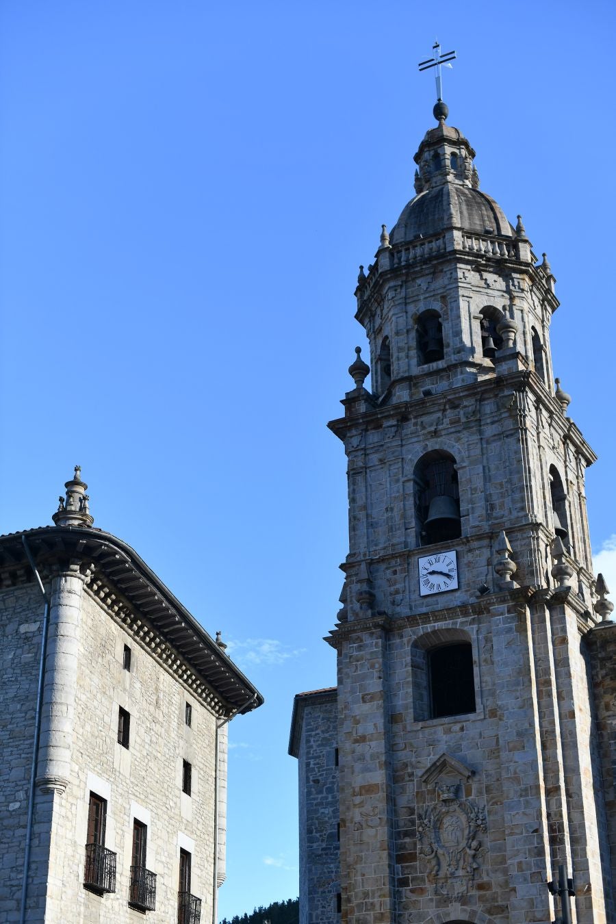 Villa de tradición textil, escenario del aislamiento del wolframio y del abrazo que puso fin a una guerra, conserva un buen número de palacios y casas torre de los siglos XVI y XVII