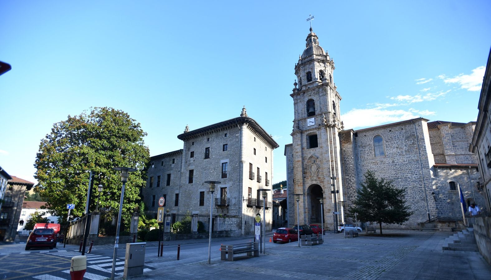 Villa de tradición textil, escenario del aislamiento del wolframio y del abrazo que puso fin a una guerra, conserva un buen número de palacios y casas torre de los siglos XVI y XVII