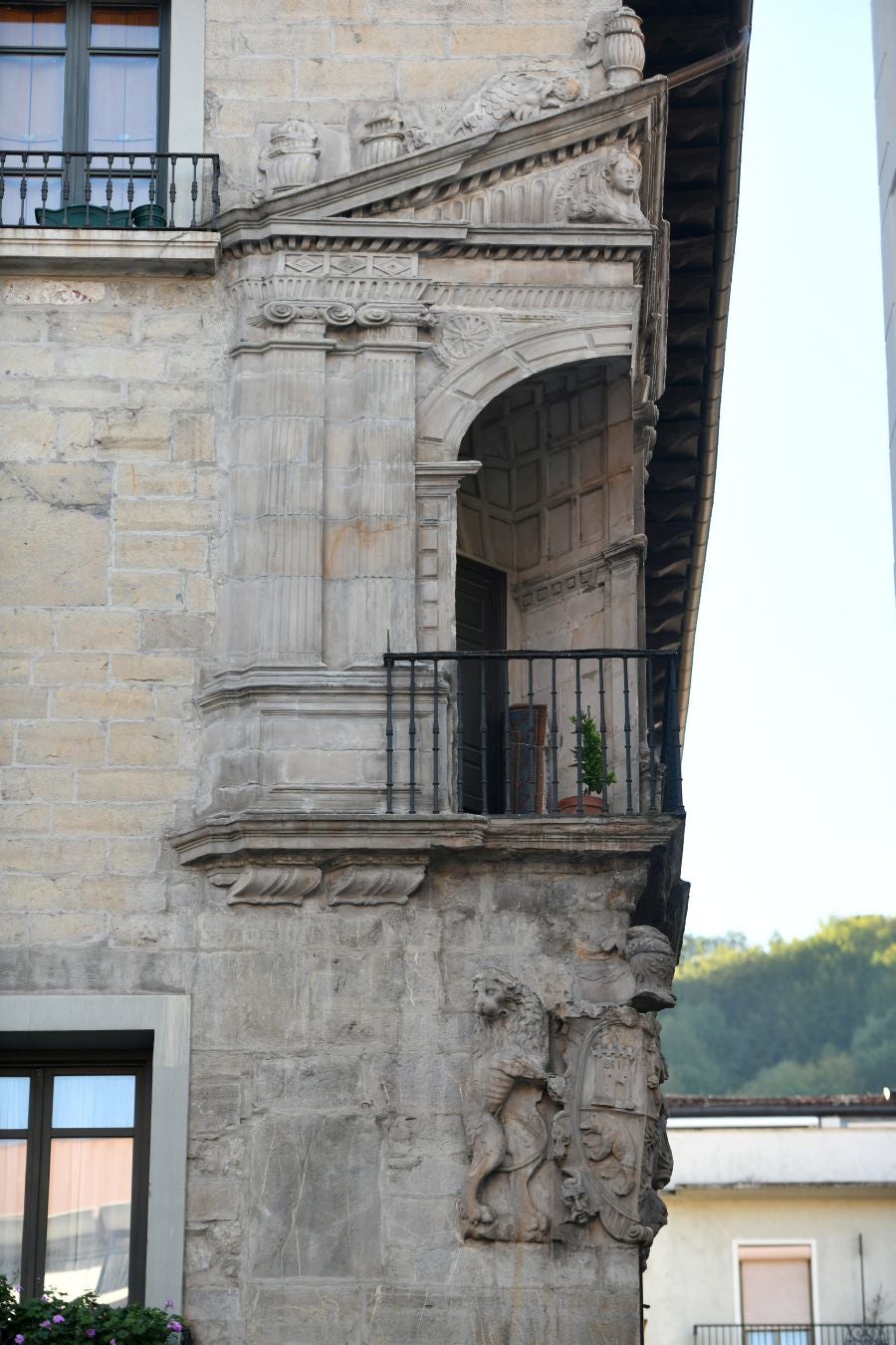 Villa de tradición textil, escenario del aislamiento del wolframio y del abrazo que puso fin a una guerra, conserva un buen número de palacios y casas torre de los siglos XVI y XVII