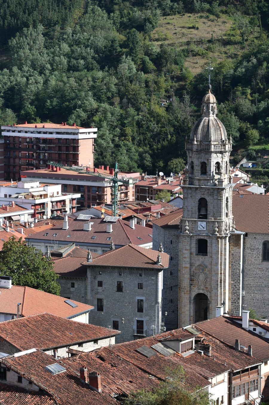 Villa de tradición textil, escenario del aislamiento del wolframio y del abrazo que puso fin a una guerra, conserva un buen número de palacios y casas torre de los siglos XVI y XVII